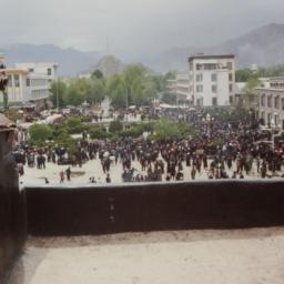Tibetan demonstrators gathe...