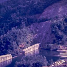 Dam with mountains in the b...