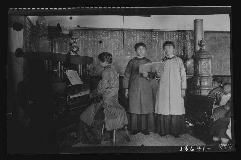 18641: Singing with piano. Chinkiang Girls’ School.