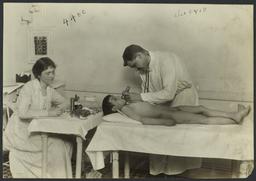 Доктор осматривает мальчика, 1918-1919 г.